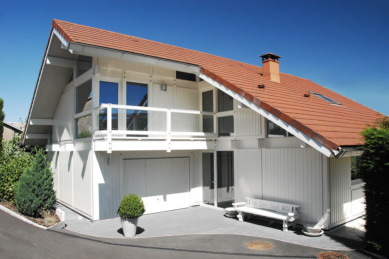 ARCHITECTURE 4 Photographe architecture intérieur extérieur d'une maison pour ABA Immobilier sous un ciel bleu.