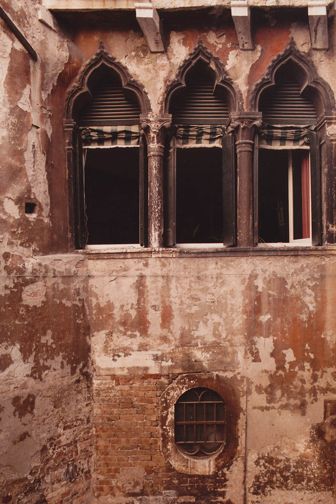 Photographie artistique - Détail d'une façade à Venise, Italie.