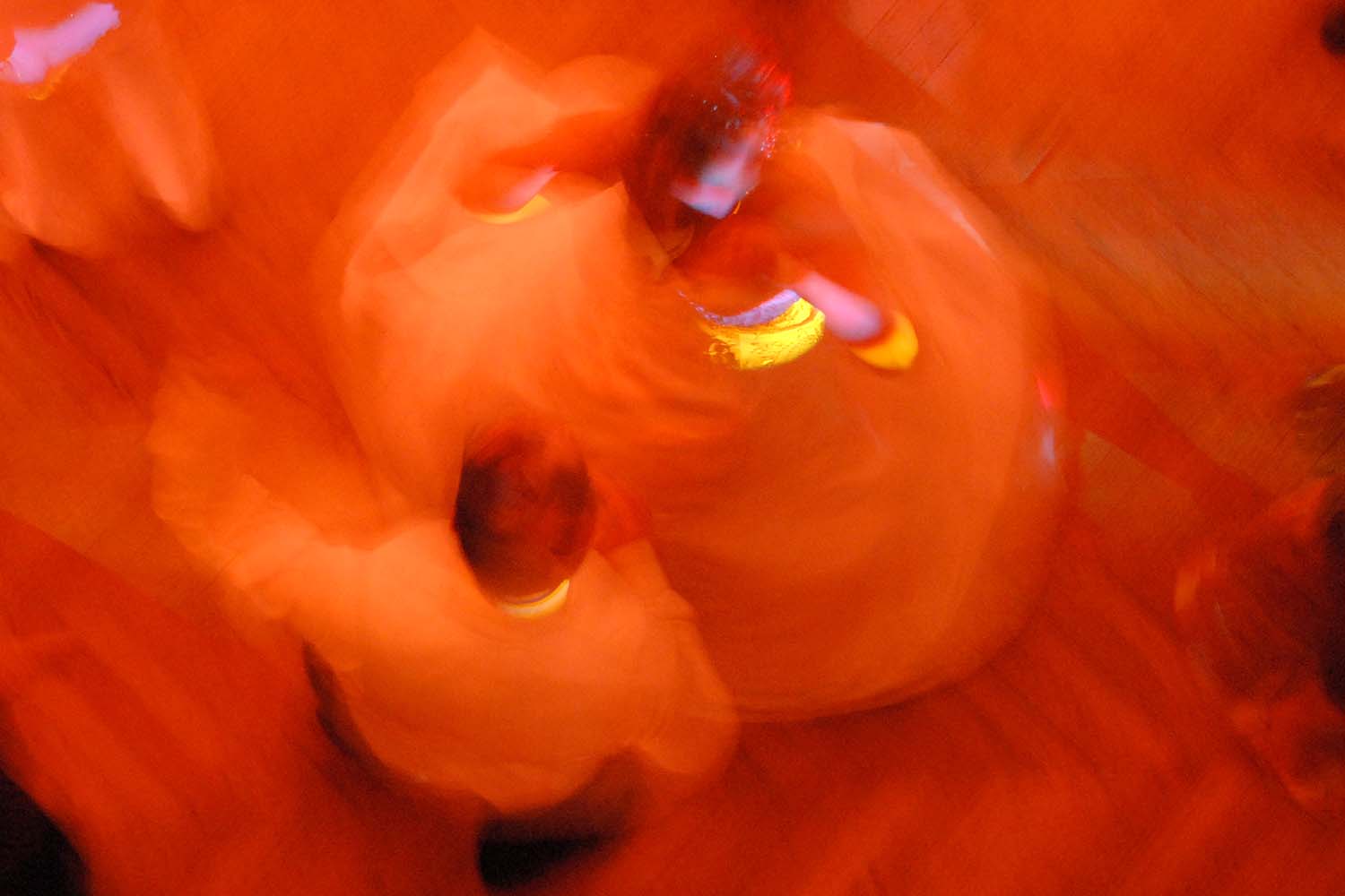 Mariage - Photographie artistique de mariés vus de haut. Tons orangés.