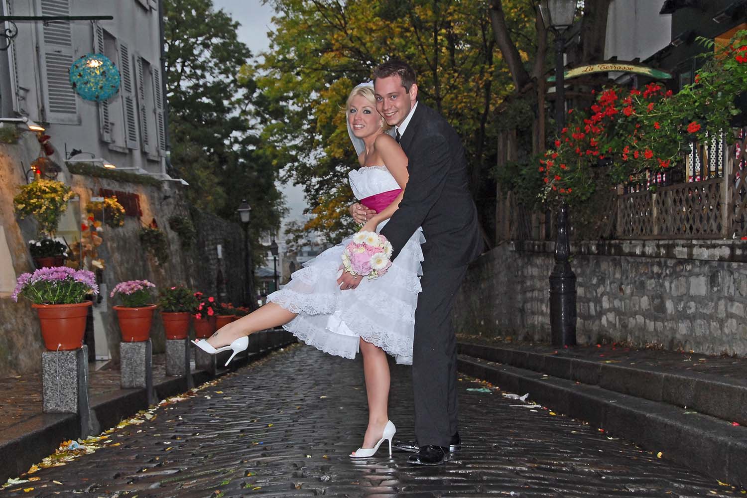 Mariage - Couple de mariés dans les rues de Montmartre à Paris.