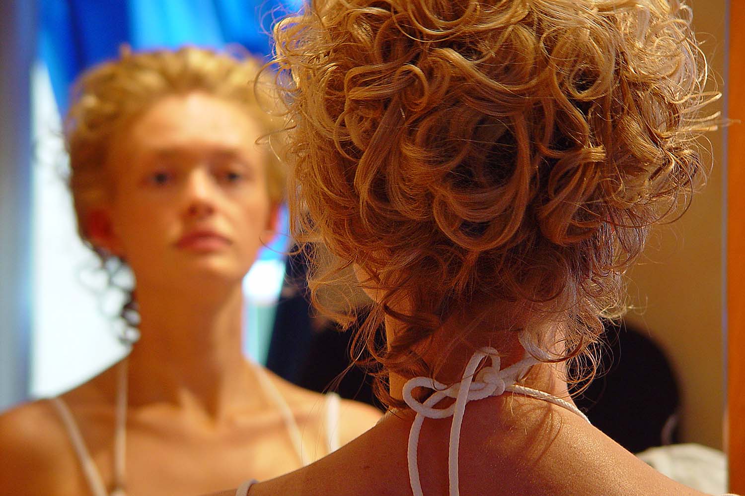 Mariage - Mariée devant un miroir avec mise en avant de la coiffure.