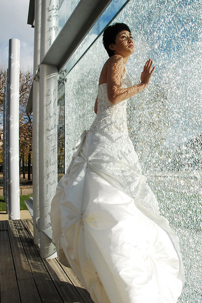 Mariage - Mariée devant le verre du mémorial pour la paix à Paris.