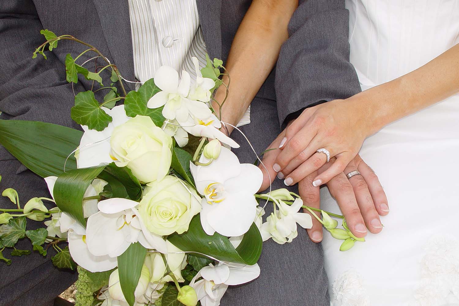 Mariage - bouquet de mariage sur les mariés