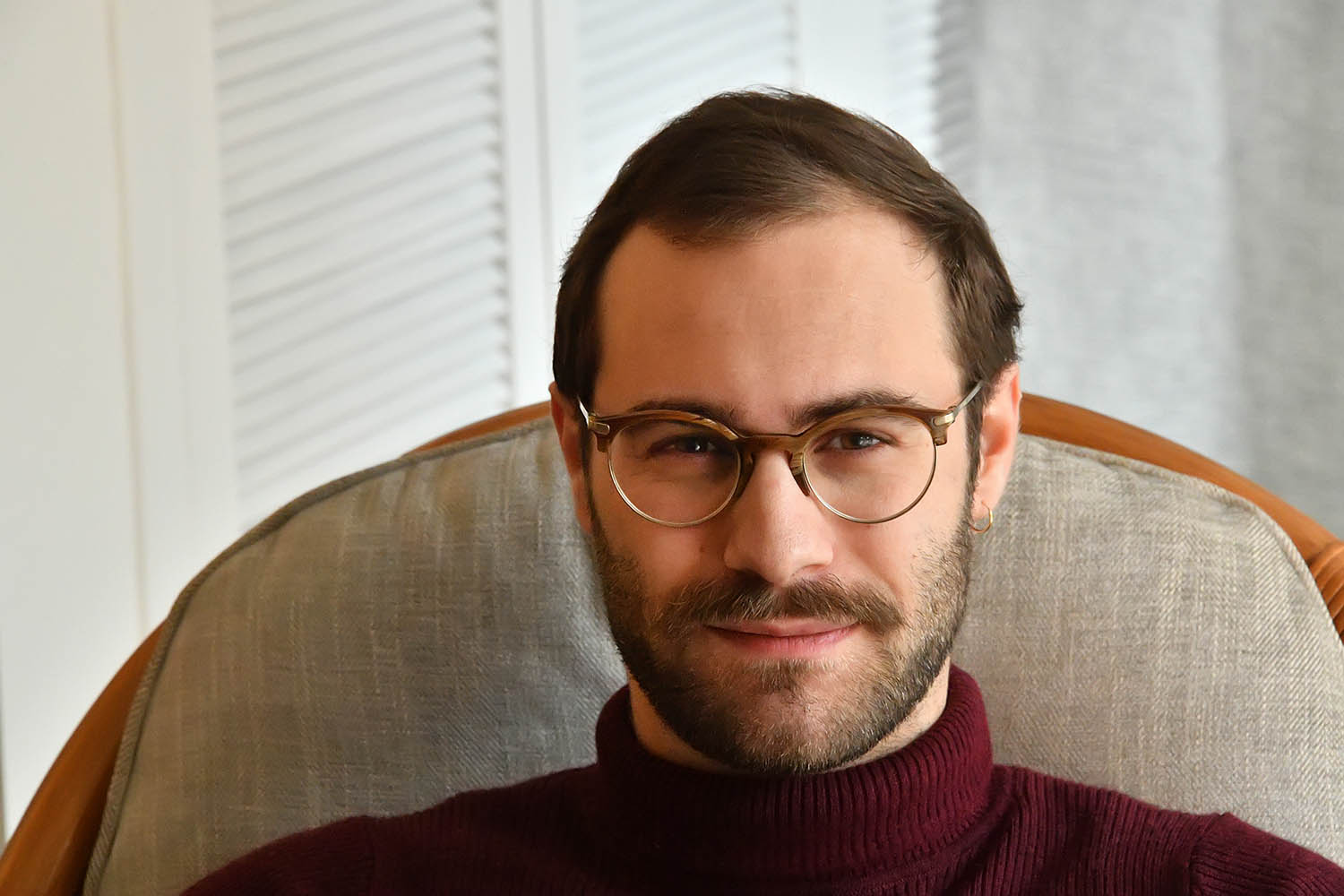 Portrait photo d'Arthur à son cabinet de sophrologie et d'hypnose.