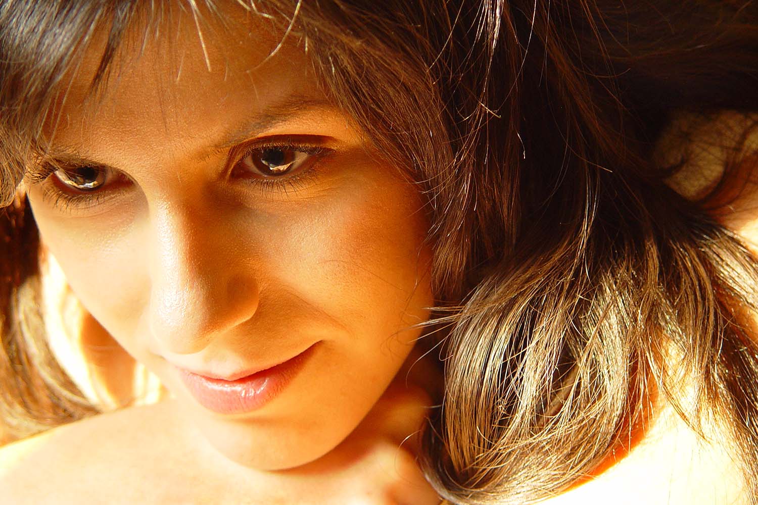 Portrait rapproché du visage de Carina, lumière chaude.