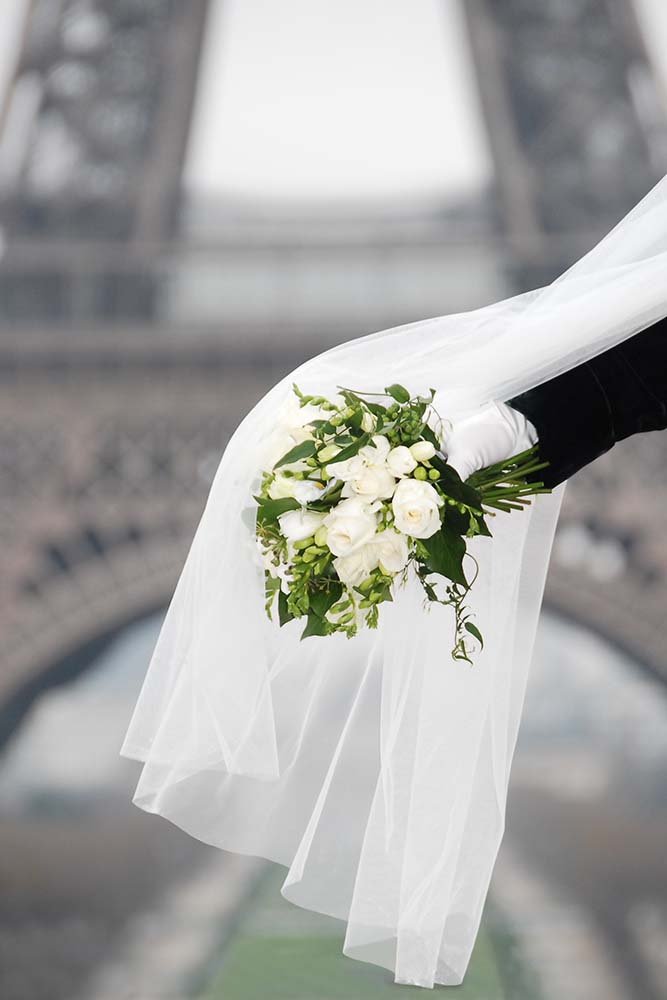 wedding bouquet veil eiffel tower backdrop 1