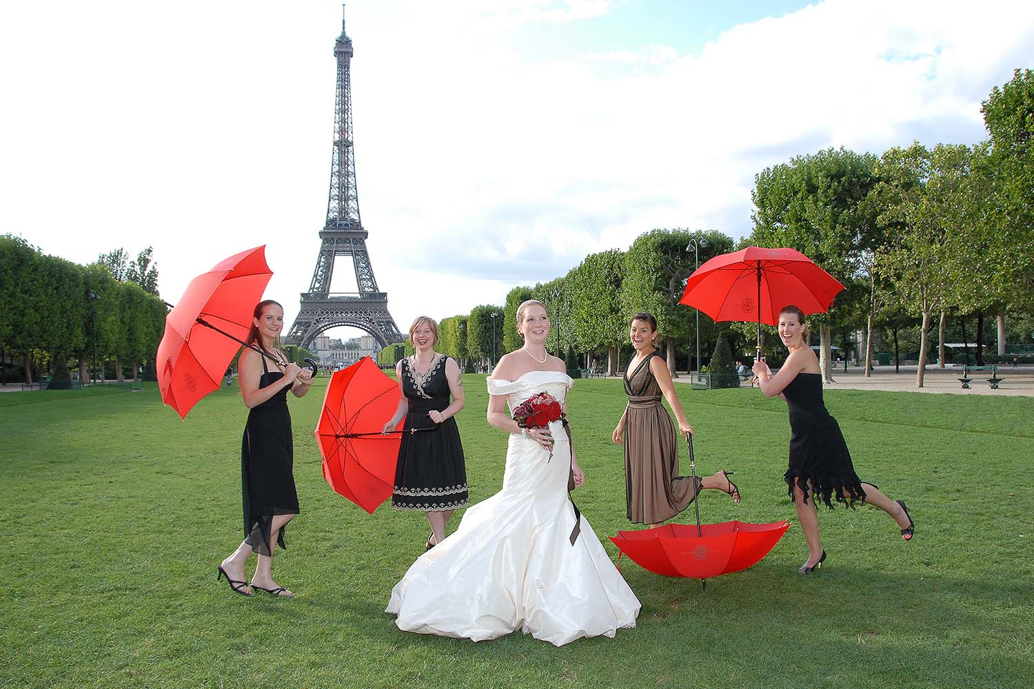 wedding champs de mars red umbrellas paris 1