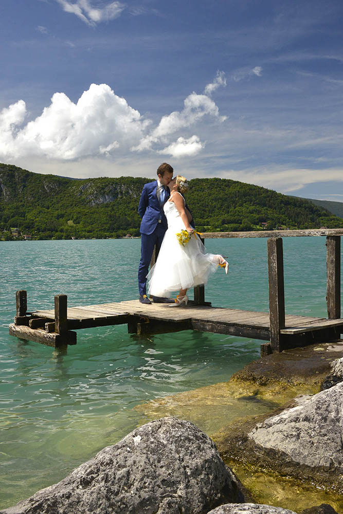 wedding couple kissing talloires lake annecy 1
