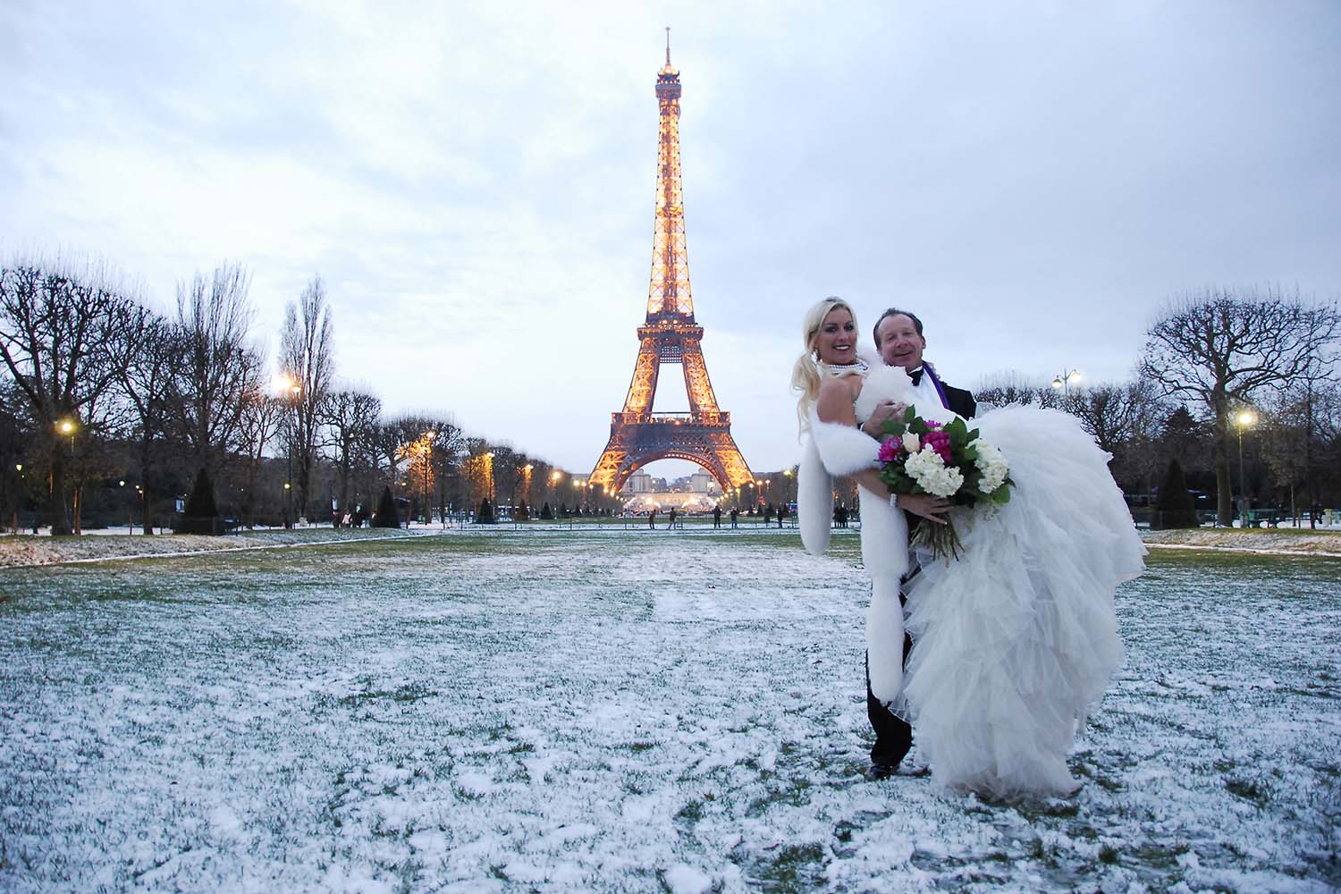 wedding snow eiffel tower gardens paris 1