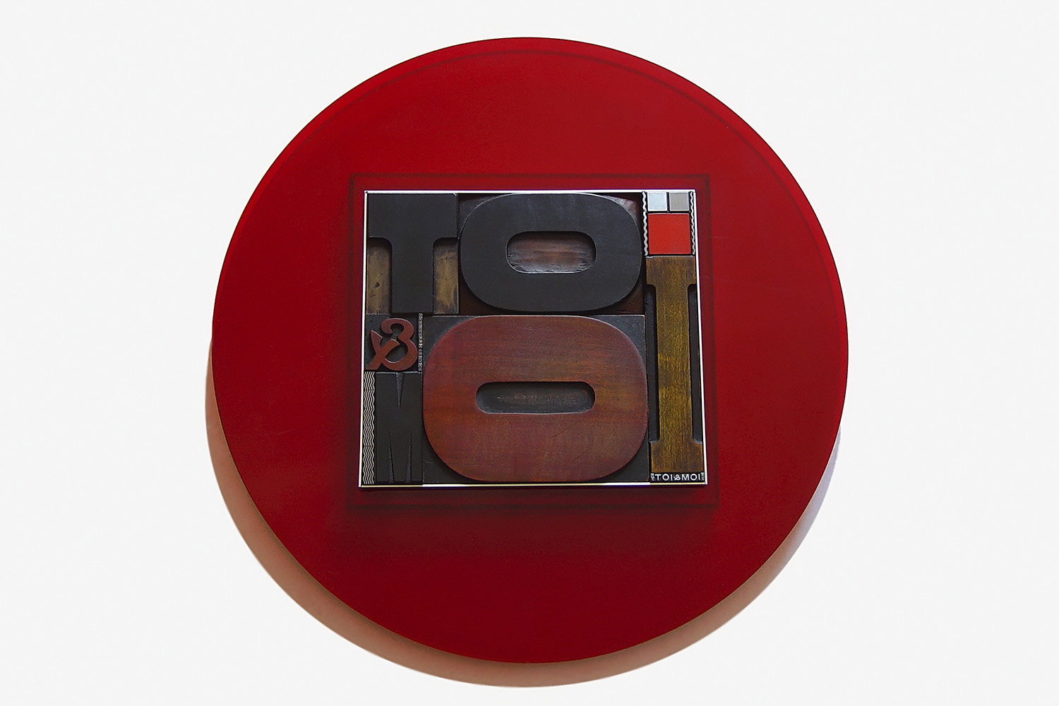 Artwork photographer - Round red artwork in plexiglass, wood, and metal by Virginie Steel.