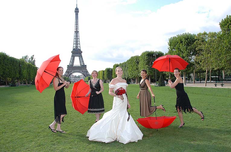Artiste photographe Haig - Photographie de mariés devant la tour Eiffel