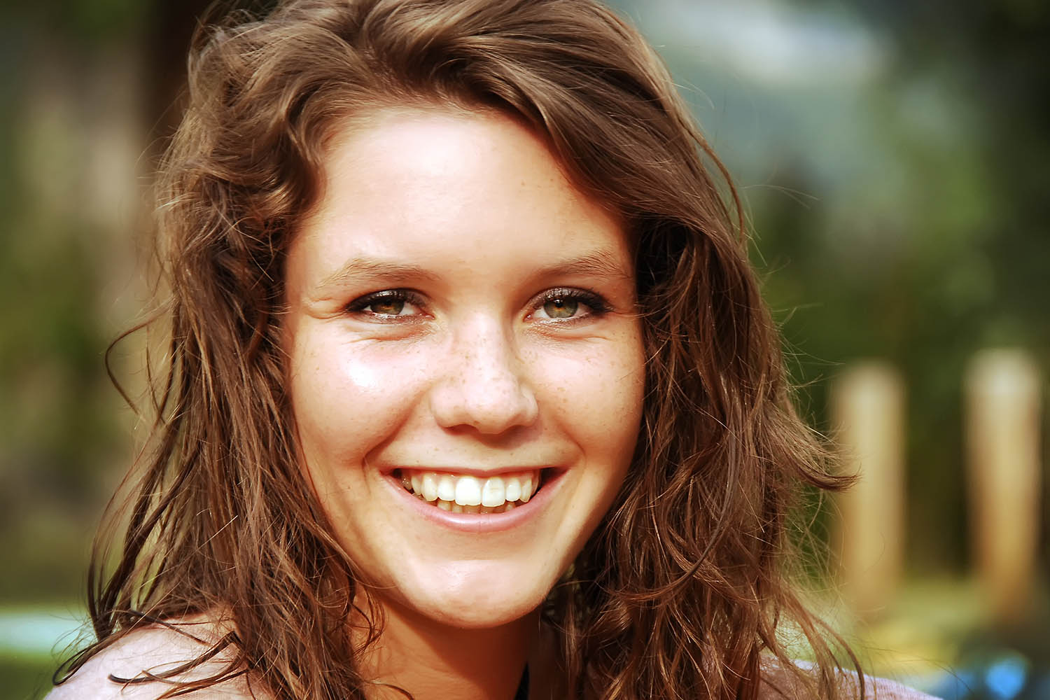 Portrait photographie de Coline avec des cheveux ondulés.