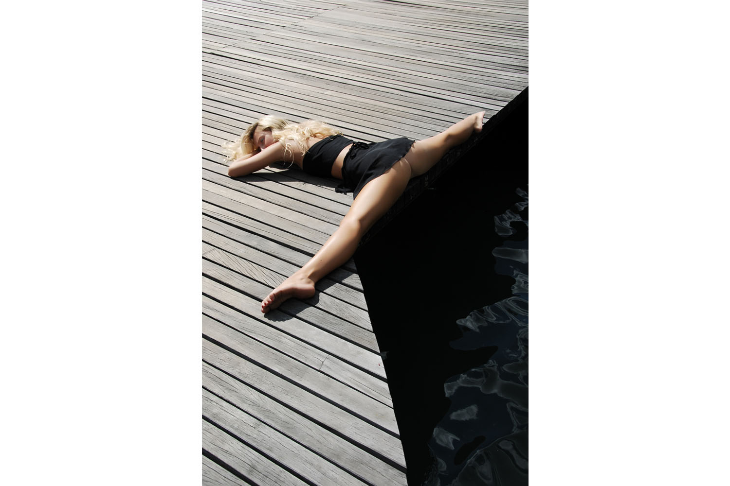 Portrait photographer Paris France - Portrait of Océane, dancer, on a wooden bridge in Annecy, Paris.