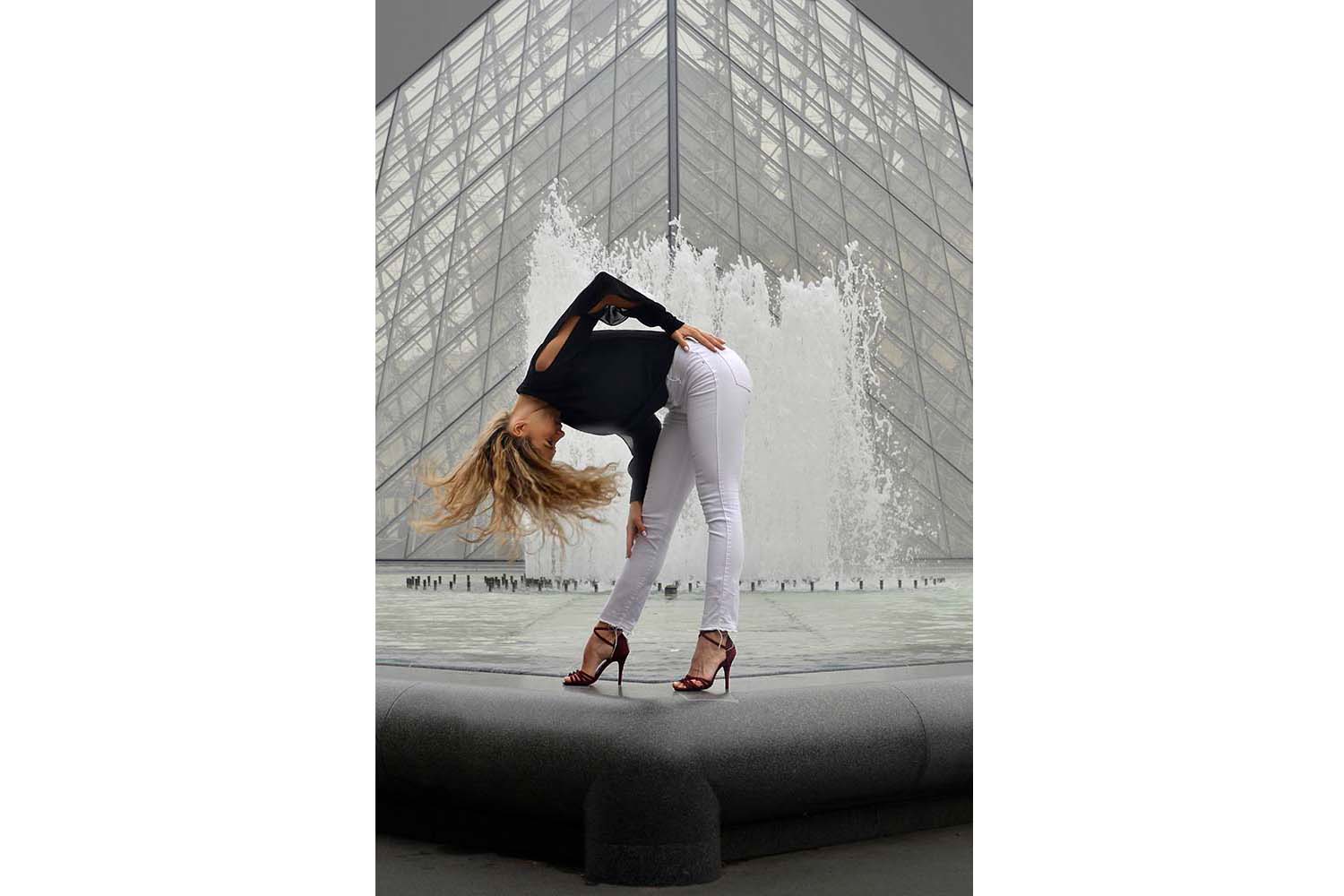 Danseuse devant la pyramide du Louvre, Paris.