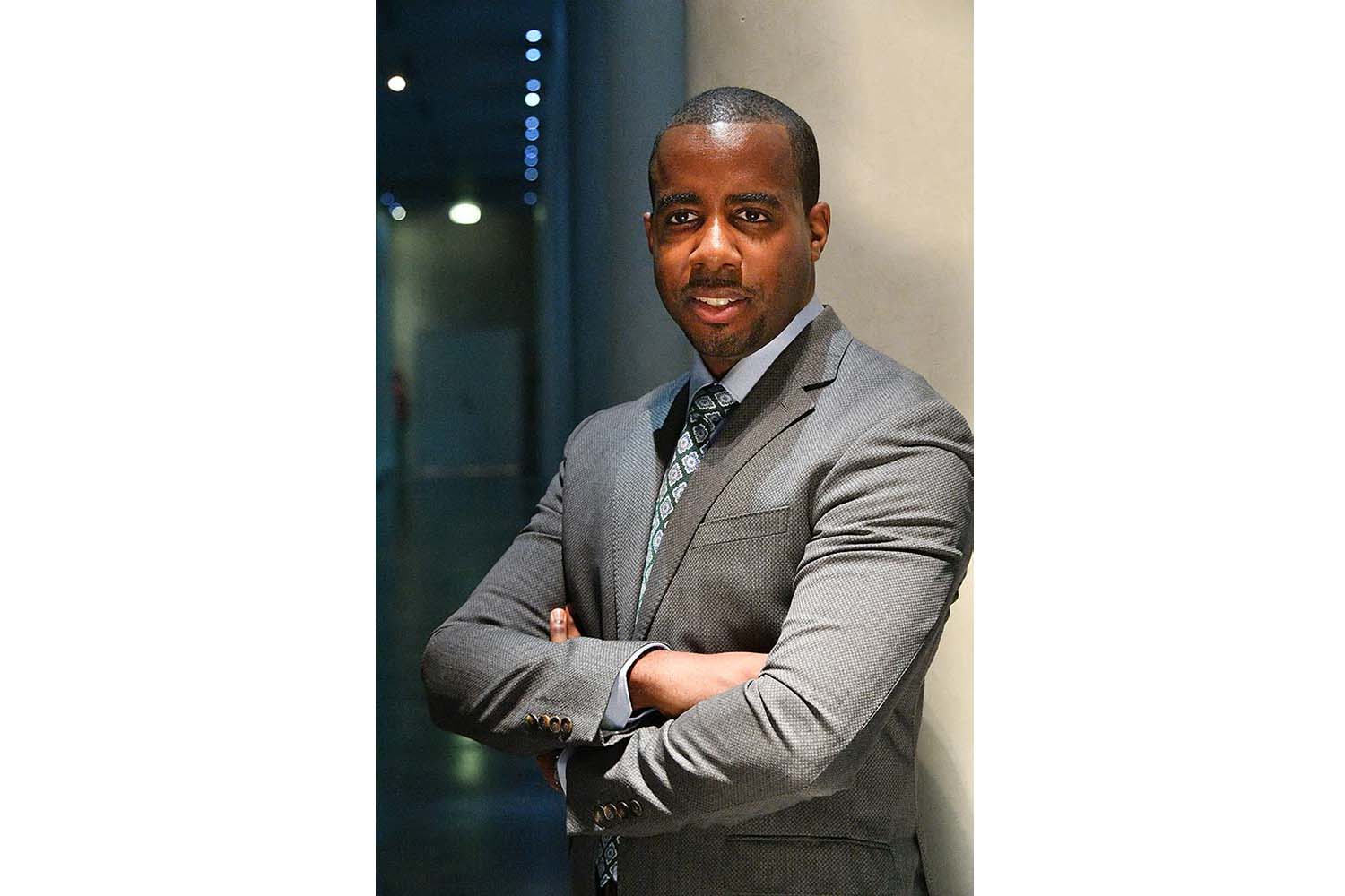 Portrait photo d'un homme au Musée du Monde Arabe, Paris.