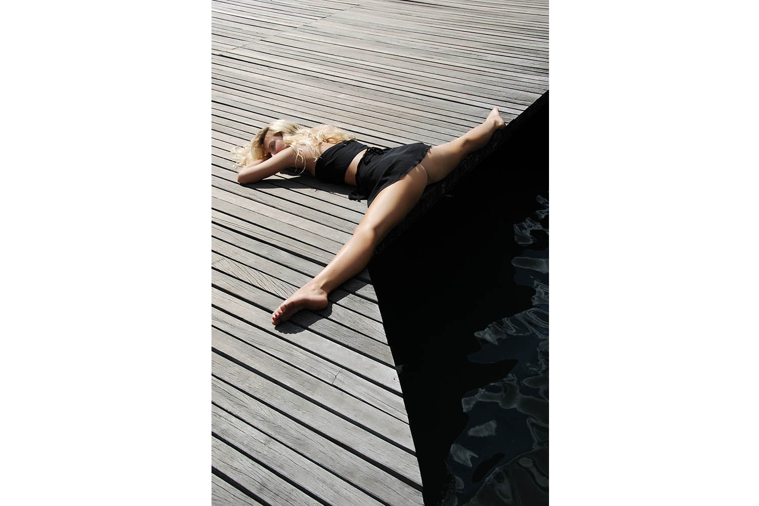 Portrait of Océane on a wooden bridge in Annecy, Paris.